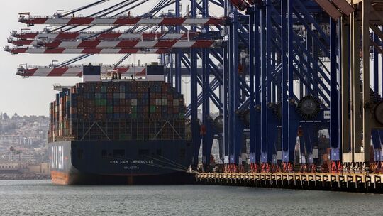 Containerschiff im Hafen von L.A.