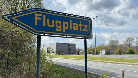 Kleinflugzeug stürzt auf Werksgelände