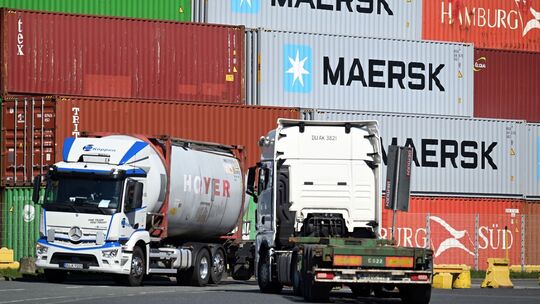 Container stapeln sich im Duisburger Hafen