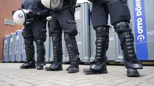 Polizisten vor Toiletten beim Spiel FC St. Pauli - Hansa Rostock