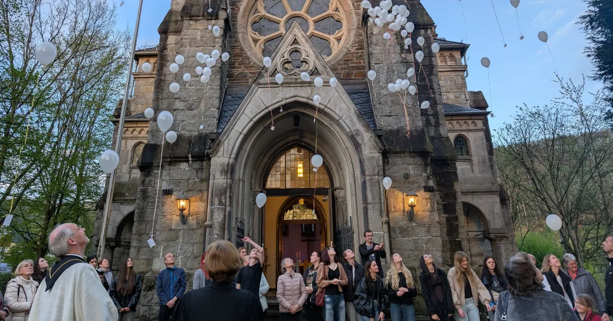 Mordtat in Weitefeld: Gedenkgottesdienst für getötete Familie in Betzdorf