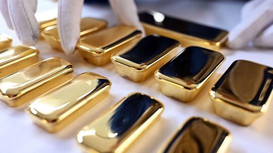 Frisch gegossene Goldbarren in Pforzheim