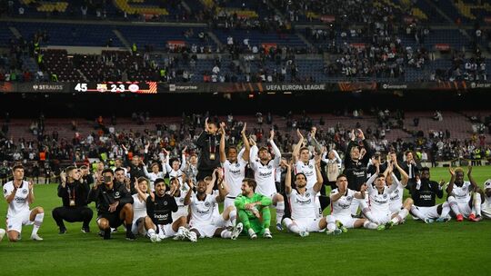 Frankfurts Mannschaft im Camp Nou