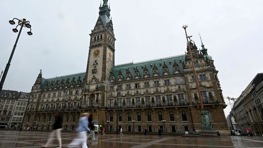 Hamburger Rathaus im Regen