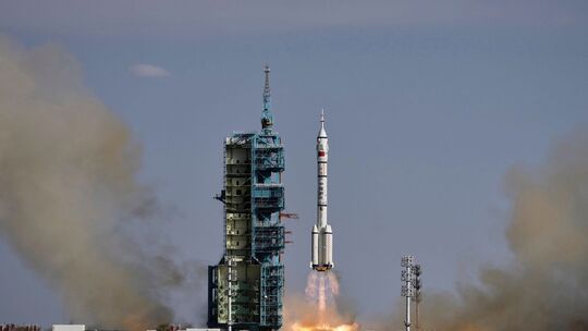 Drei chinesische Astronauten starten ins All