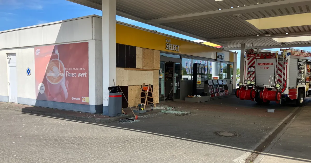 Keine Verletzten: Betrunkener fährt mit Auto in Tankstelle in Koblenz