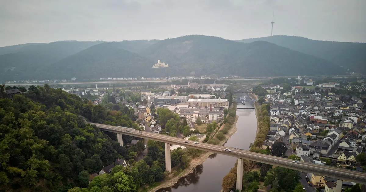 Federal highway along the Lahn: Lahnstein Bridge: Exit to the Lahn Valley ...