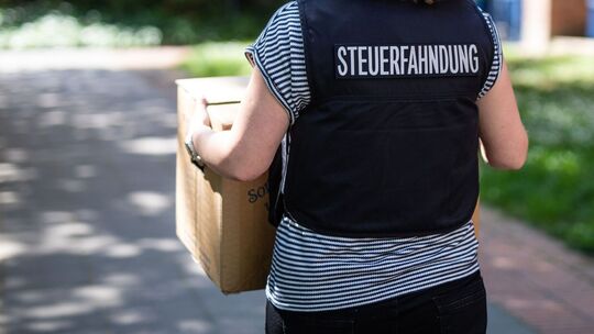 Eine Steuerfahnderin stellt Beweisunterlagen sicher