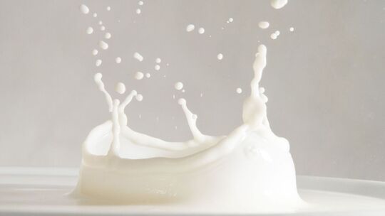 Milch spritzt in einem Glas