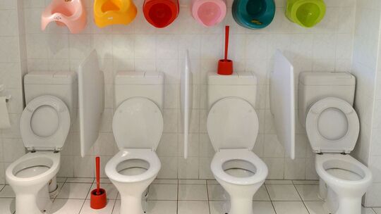 Aufgereihte Toilettentöpfchen in einer Kita