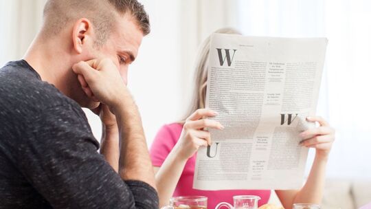 Mann und Frau sitzen schweigend an einem Tisch
