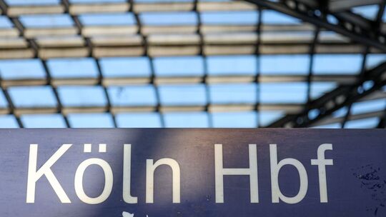 Vor Warnstreik im öffentlichen Dienst - Hauptbahnhof Köln
