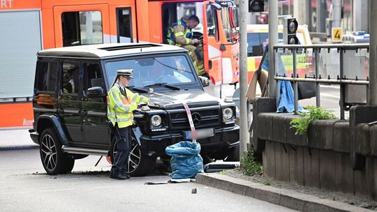 Auto fährt in Personengruppe