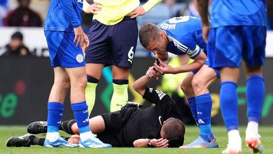 Spieler pfeift, damit Schiri geholfen wird