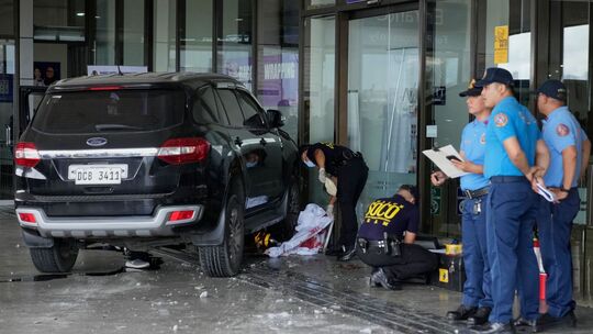 Auto fährt in Menschen am Flughafen Manila