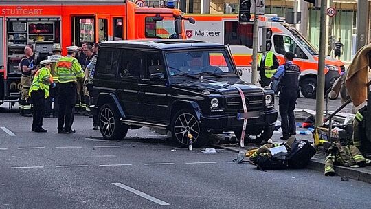 Auto fährt in Personengruppe