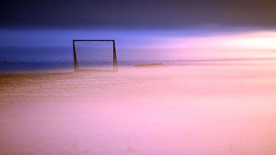 Ein Fußballtor im Morgennebel