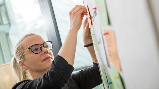Junge Frau arbeitet an einem Flipchart