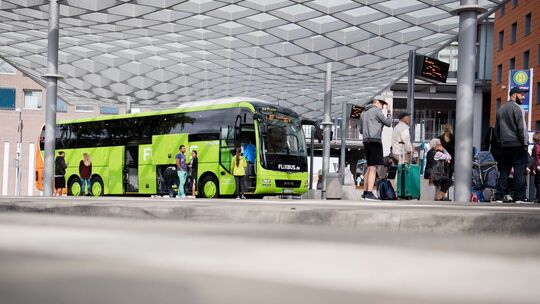 EIn Flixbis steht auf einem Omnibusbahnhof