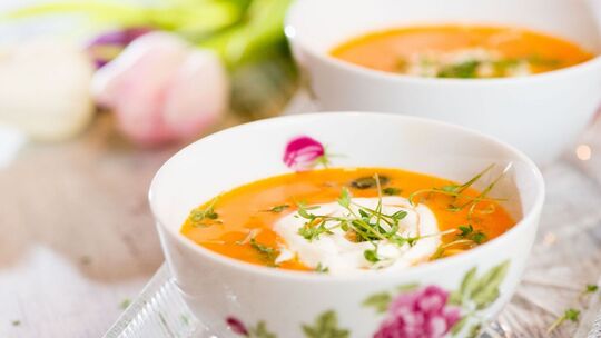 Schmand auf einer Karotten-Ingwer-Suppe