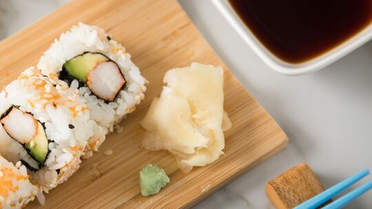 Sushi, Wasabi, eingelegter Ingwer und Sojasauce