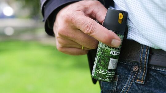 Ein Pfefferspray ist an einem Gürtel befestigt