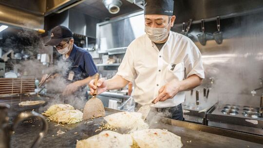 Chefkoch Mitsuo Ise bereitet «Okonomiyaki» zu