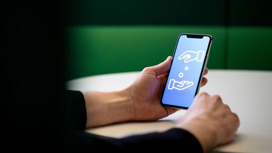 Ein Mann spendet per Smartphone Geld