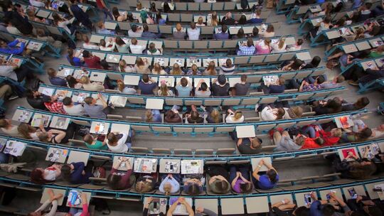 Studenten sitzen in einem Hörsaal der Universität