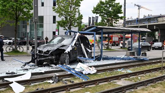 Auto fährt in Haltestelle