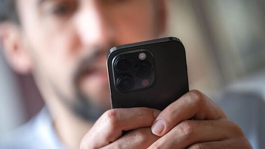 Ein Mann schaut auf ein Smartphone