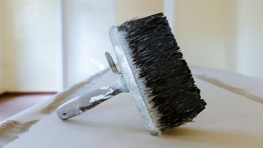 Tapezierpinsel liegt in einer Wohnung