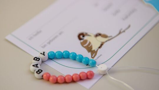 Armband für ein Neugeborenes