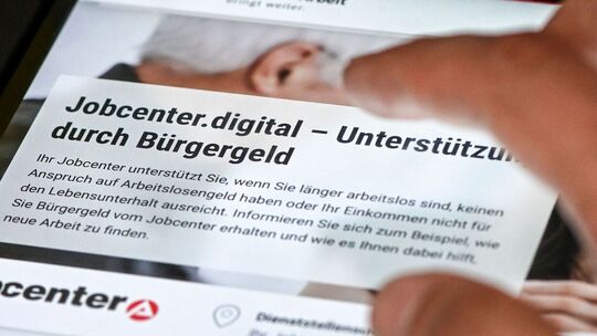 Bürgergeldantrag im Jobcenter auf einem Tablet