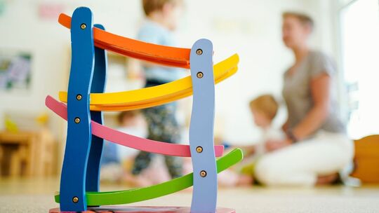 Erzieherin spielt mit Kindern