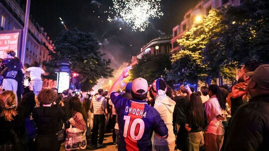 Chauffeur nach Fahrt in feiernde PSG-Fans in Gewahrsam
