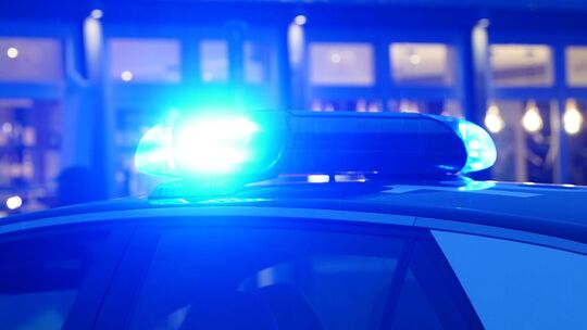 Streifenwagen der Polizei mit eingeschaltetem Blaulicht
