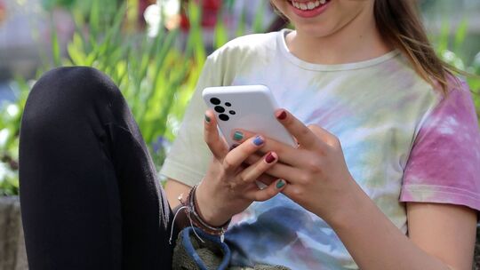 Ein Mädchen mit Smartphone