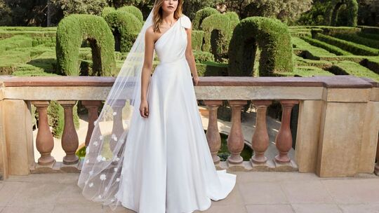 Minimalistisches Kleid mit Schleppe mit 3D-Blüten
