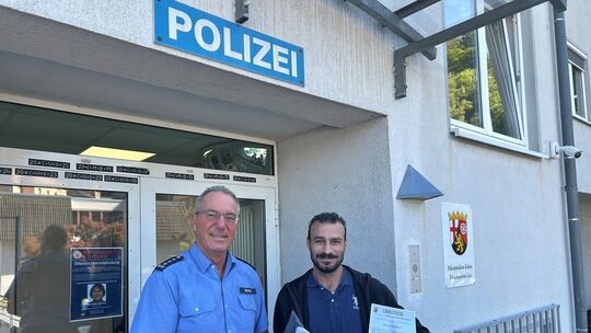 Dienststellenleiter EPHK Thomas Hecking zusammen mit Khaled Hajouli, der heute die Ehrung entgegennahm Dienststellenleiter EPHK Thomas Hecking zusammen mit Khaled Hajouli, der heute die Ehrung entgegennahm