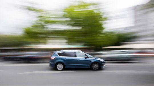 Auto fährt innerorts über eine Straße