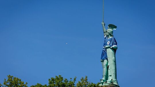 Hermannsdenkmal trägt Trikot von Arminia Bielefeld
