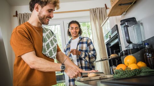 Junge Männer beim Kochen