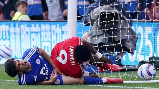 Forest-Stürmer Awoniyi (r)