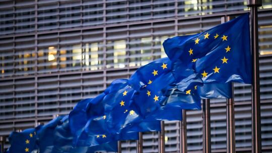 Europa-Flaggen vor der EU-Kommission