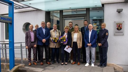 Die Pensionäre mit Dienststellenleitungen und Angehörigen Die Pensionäre mit Dienststellenleitungen und Angehörigen