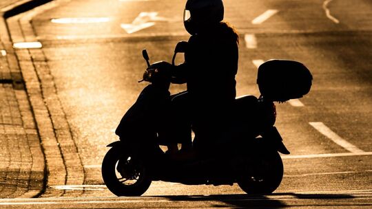Motorroller im Gegenlicht