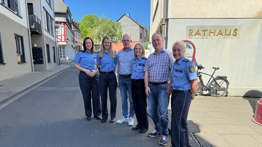 v.l.n.r.
Katinka Schneider, Anne Münker, Christian Keimer, Michelle Klein, Ralf Laux, Michaela Blatt v.l.n.r.
Katinka Schneider, Anne Münker, Christian Keimer, Michelle Klein, Ralf Laux, Michaela Blatt