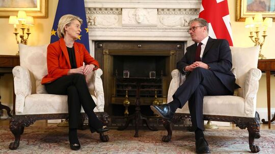 Ursula von der Leyen (l.) und Keir Starmer