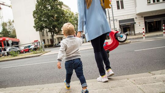 Mutter mit Kind im Straßenverkehr